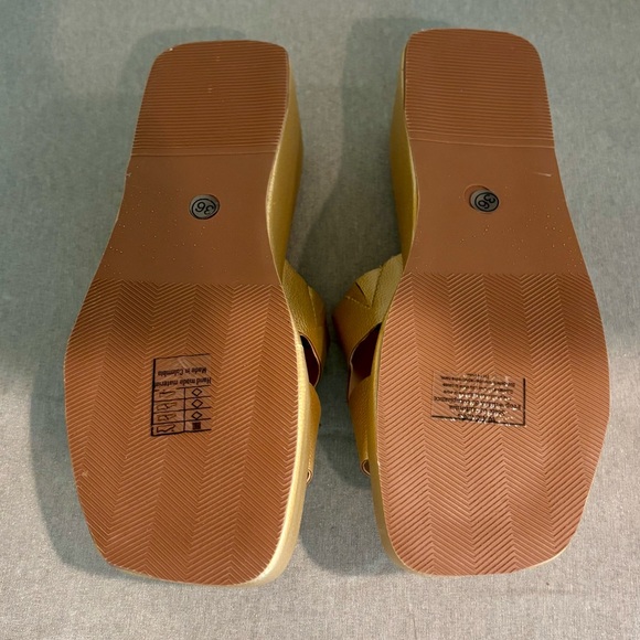 Gold Women's Sandals Hermes Vibes! - Picture 5 of 7